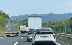 【恐怖】トラック直前でプリウスが酷すぎる割り込み…「悪質すぎる」「荷崩れしたらどうする」