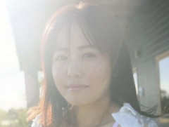 【画像】磯山さやか(43)の下着グラビア、生々しいお乳がボロンしてしまう