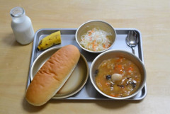 【悲報】昭和生まれさん、自分たちで教室まで給食を運んでいた