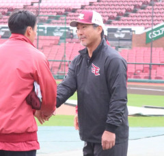 ガッツ襲来！小笠原道大打撃コーチが楽天モバイルパークで始動
