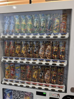 【画像】激キショAIポスター、遂に自販機にまで侵食し始めるｗｗｗｗｗ