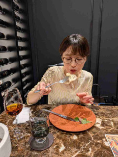 渡邊渚、ジョージア大使と食事で指摘された独特“フォークの持ち方”コメントの荒れぶりに大使も反応