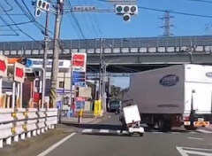 【動画】横浜市で撮影されたトラックの膨らみ左折ひどすぎワロタｗｗｗｗｗ