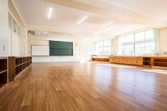 小学生「全裸で寝そべるのキモチィィwww」同級生「汚いよ…」教師「おいおい社会に出たらわいせつ罪だそw」小学生「転校します」