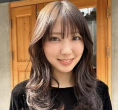 沢口愛華のカレンダー発売イベント、衣装が妖艶すぎてしまう・・・