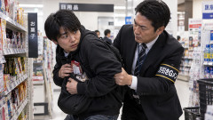 【悲報】万引きGメンさん、万引きする前に止めずに万引きさせて捕まえる模様