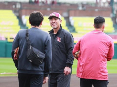楽天・小笠原道大コーチ「オファーには驚いた。ビジョンはまだないけど、戦う集団になってほしい」