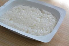 独身一人暮らしでパックご飯食べて生きてる人おる？