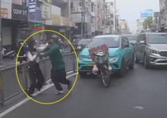 【悲報】女さん、アラジンのジーニーみたいな男にボコボコにされる