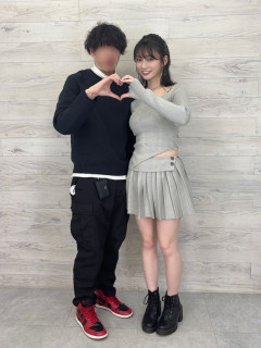 【画像】瀬戸環奈ちゃんとツーショット写真せっかくとったのに密着しない紳士があらわれるwwwwww