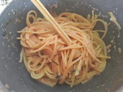 イタリア風パスタ食ってる