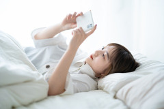 夜寝る時、枕元で動画を流していないと眠れない妻。苦痛で仕方なく、ゲーム実況者まで嫌いになってきた。