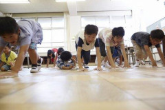【悲報】昭和生まれさん、小学校のとき雑巾で床を拭いていた