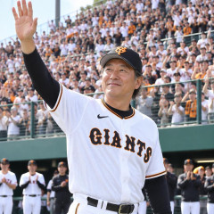 松井秀喜監督、始動即フィーバー 25年ぶり復帰にファン熱狂「おかえりなさ～い」 秋季キャンプで異例の内野スタンド満員   #巨人 |  白髪ジジイになってて驚いた