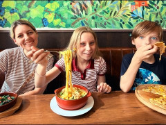 外国人「安い！6人で36ドル」Life in Japanが家族でイタリアンを楽しんでる