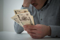 【悲報】手取り14万なのに借金65万もある