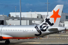 ジェットスター、全面が真っ白なやっつけ塗装の飛行機でしばらく運航予定
