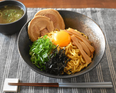 油そば食べてるやつ見下してる
