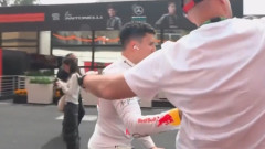 【動画】レッドブルのハジャー、F1メキシコシティGP金曜日のパドックでファンを突き飛ばし呼び出される