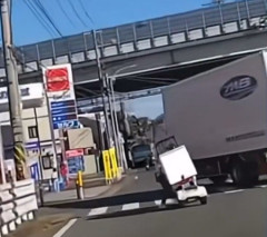 【動画】原付バイク、トラックの無茶苦茶な運転に巻き込まれる⋯