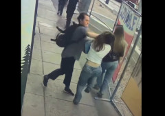 【カナダ】すれ違いざまに人を殴る「ぶん殴りおばさん」が逮捕される！　海外の反応。