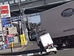 【動画】原付さん、トラックの『謎の行動』によりトンデモない事故に巻き込まれる