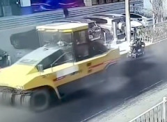 【動画】シニアカーの老人がロードローラーに潰されてしまう大事故。