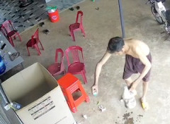 【動画】どこに投げる（笑）ガソリンに火を付けて家を焼きかけた男。