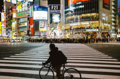 自転車「あ、赤信号だ！えっと...5速、4速、3速...｣ｶﾞｯﾁｬﾝｶﾞｯﾁｬﾝ