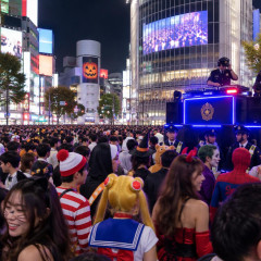 5年ぶりの土日ハロウィーン、渋谷駅周辺は仮装した人でごった返す…「DJポリス」配置   |  そもそも日本人がハロウィン祝ってるのおかしくね🤔