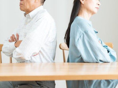 【悲報】「俺もやっと自由だ」〈60歳・定年退職した夫〉翌朝…食卓に残された妻の〈置き手紙〉に呆然ｗｗｗｗｗｗｗｗｗｗ