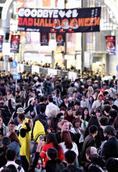 5年ぶりの土日ハロウィーン、渋谷駅周辺は仮装した人でごった返す…「DJポリス」配置