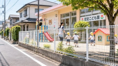 【騒音】「うるさかった」42歳の無職の女、こども園に首だけの人形を投げ込む