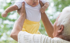 妊娠5ヶ月、孫に夢中な母が大変ｗ「おばあちゃん」とは呼ばせないつもりらしい。